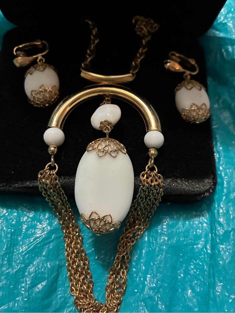 Vintage Elegant White and Gold Pendant Necklace with Matching Earrings